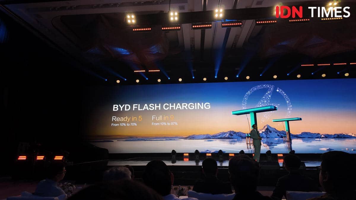 Peluncuran BYD Flash Charging di Indonesia dalam acara resmi yang didokumentasikan media IDN Times.