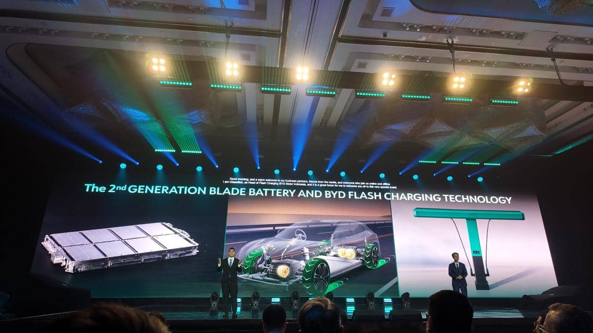 Baterai Blade generasi kedua BYD dipamerkan dalam acara peluncuran produk, menyoroti teknologi baterai kendaraan listrik.