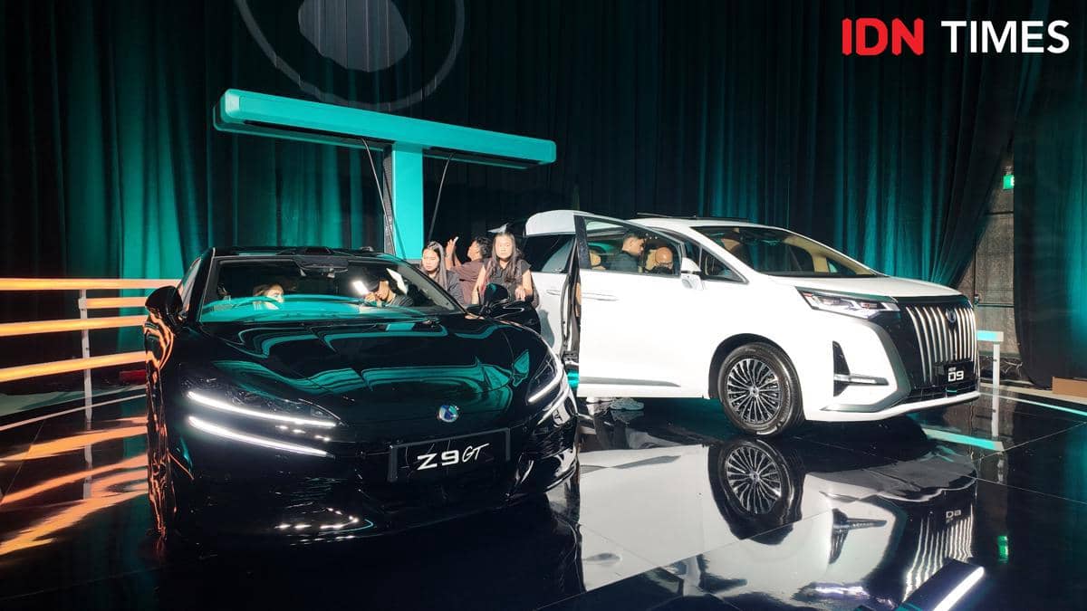 Denza Z9 GT dan Denza D9 dipamerkan berdampingan, menampilkan desain kendaraan listrik premium dari dua model berbeda.