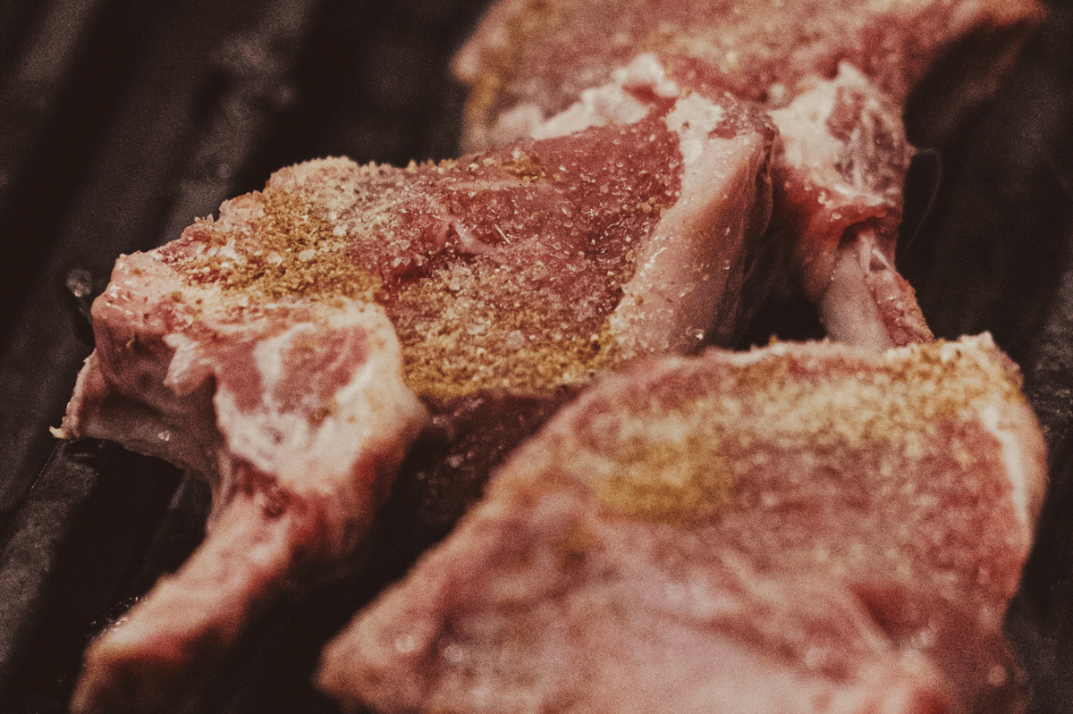 ilustrasi daging babi bertulang