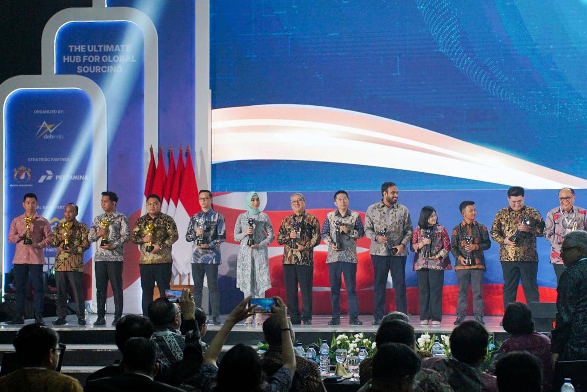 Menteri Perdagangan Budi Santoso menyerahkan penghargaan kepada perwakilan Toyota atas kontribusi perusahaan.