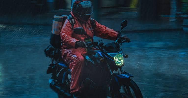 Ilustrasi pengendara motor kehujanan.jpg