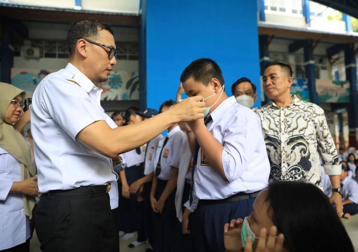 Udara Tidak Sehat, Pemkot Makassar Bagikan Masker untuk Anak Sekolah