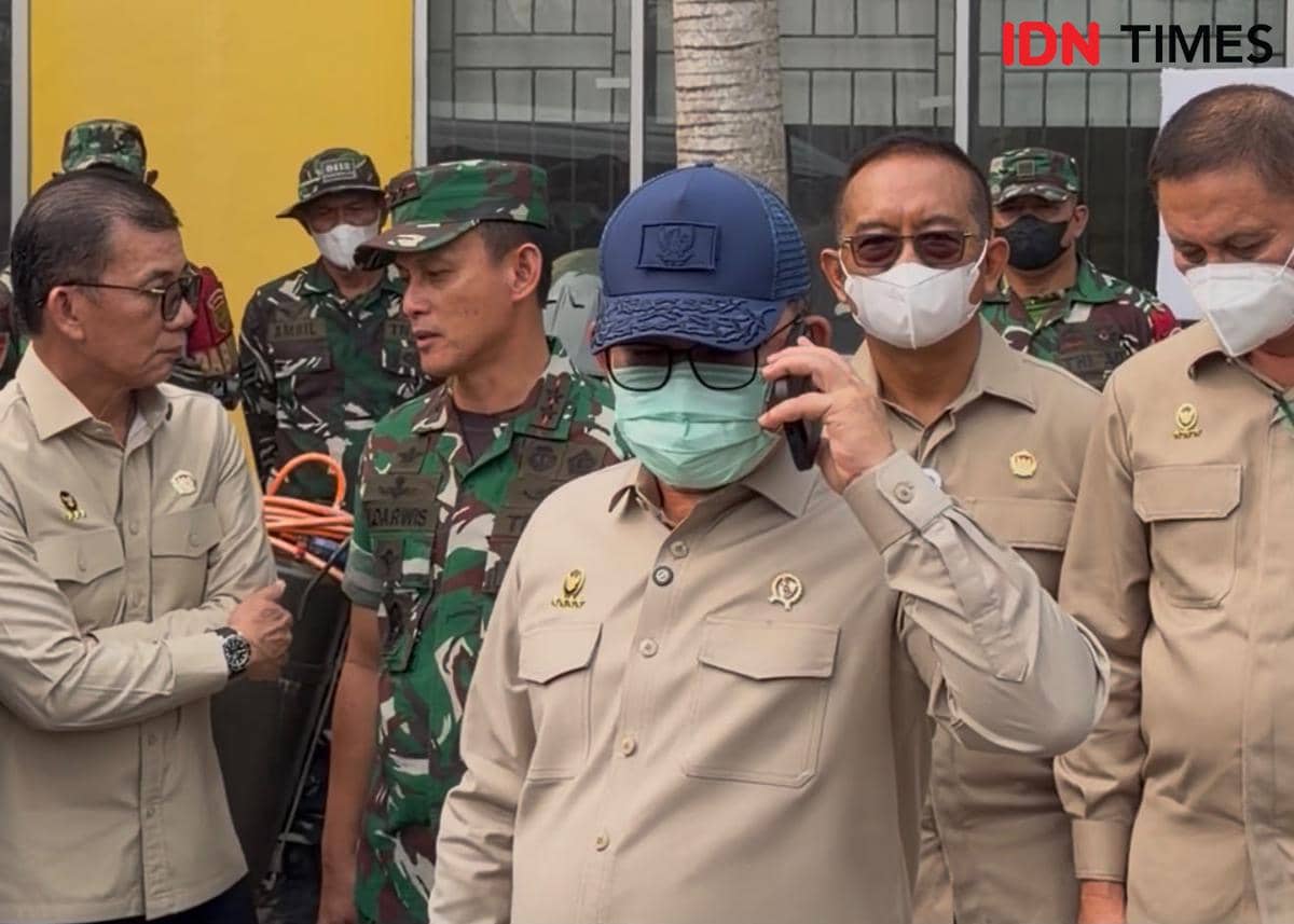 Menkopolkam Dudung Abdurachman saat rapat koordinasi di Palembang, duduk di meja konferensi dengan mikrofon.