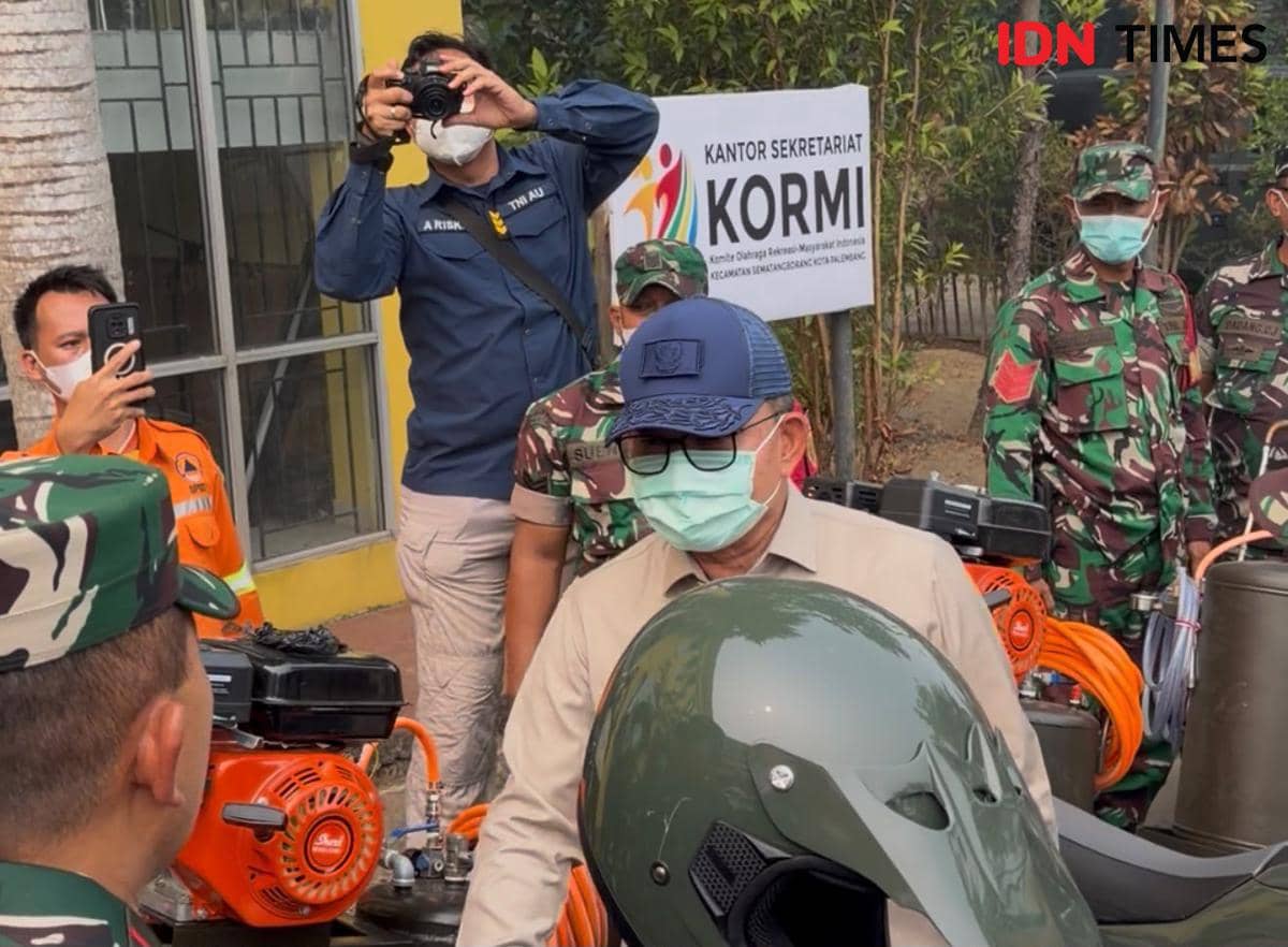 Menkopolkam Dudung Abdurachman menghadiri rapat koordinasi bersama sejumlah peserta di dalam ruangan di Palembang.