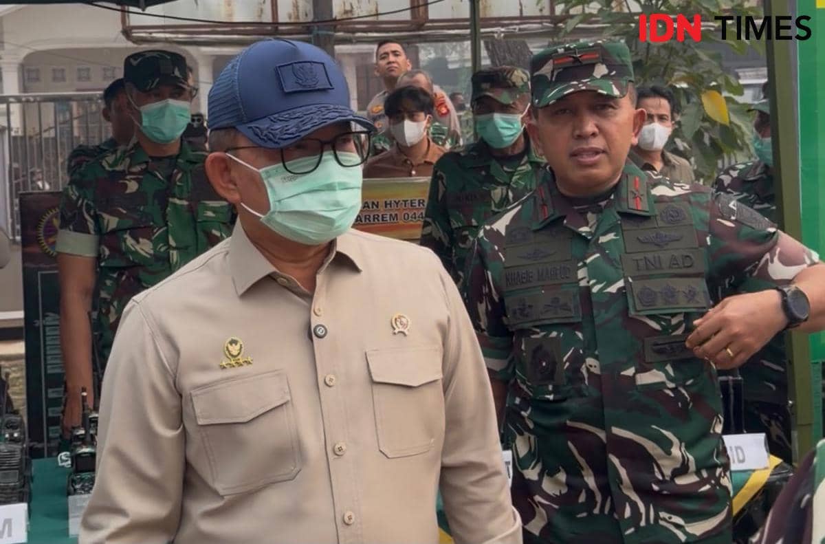 Menkopolkam Dudung Abdurachman mengikuti rapat koordinasi dengan para peserta yang berlangsung di Palembang.
