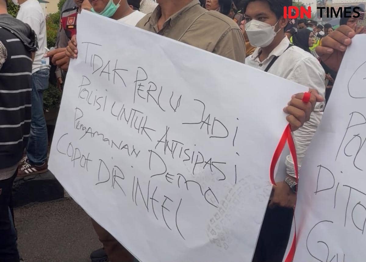Sejumlah jurnalis dan koalisi pers Sumsel menggelar demonstrasi di Palembang terkait kekerasan terhadap dua wartawan.
