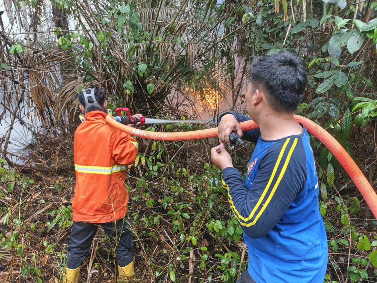 Petugas BPBD Muba melakukan pemadaman kebakaran di lahan terbakar sebagai upaya mengendalikan api.