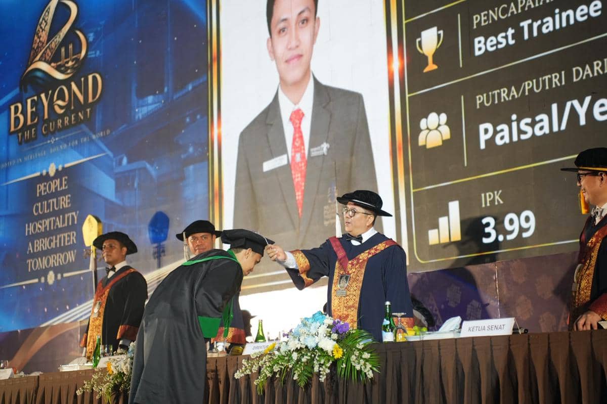 Dokumentasi kegiatan wisuda ke-VII Poltekpar Palembang yang berlangsung dalam rangkaian acara kelulusan.