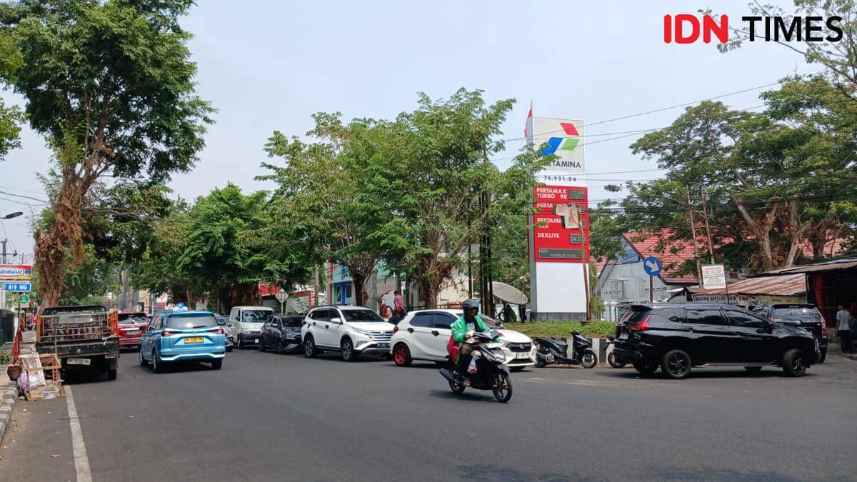Sejumlah kendaraan mengantre di SPBU Tikala, Kota Manado, Sulawesi Utara, pada Kamis, 15 Oktober 2026.