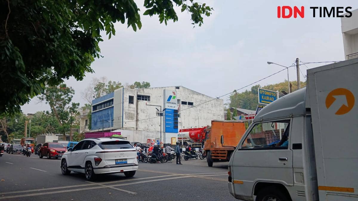Antrean kendaraan di SPBU Kairagi Weru, Kecamatan Mapanget, Kota Manado, Sulawesi Utara, pada Kamis, 15 Oktober 2026.