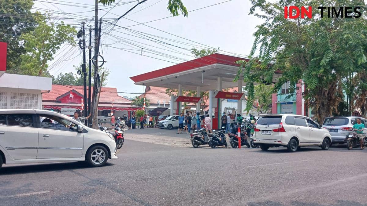 Antrean di SPBU Tikala di Kota Manado, Sulawesi Utara, berlangsung pada Kamis, 15 Oktober 2026.