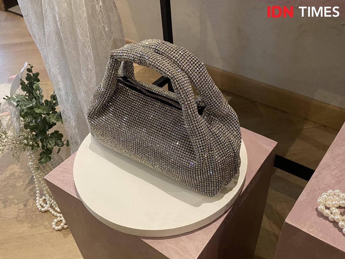 Bobby Crystal Bag, tas bergaya bucket dengan tampilan kasual untuk melengkapi gaya sehari-hari yang santai.