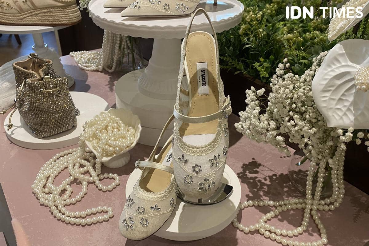 Koleksi Brenda berbahan mesh linen yang dirancang sebagai alternatif busana untuk menghadiri acara garden party.