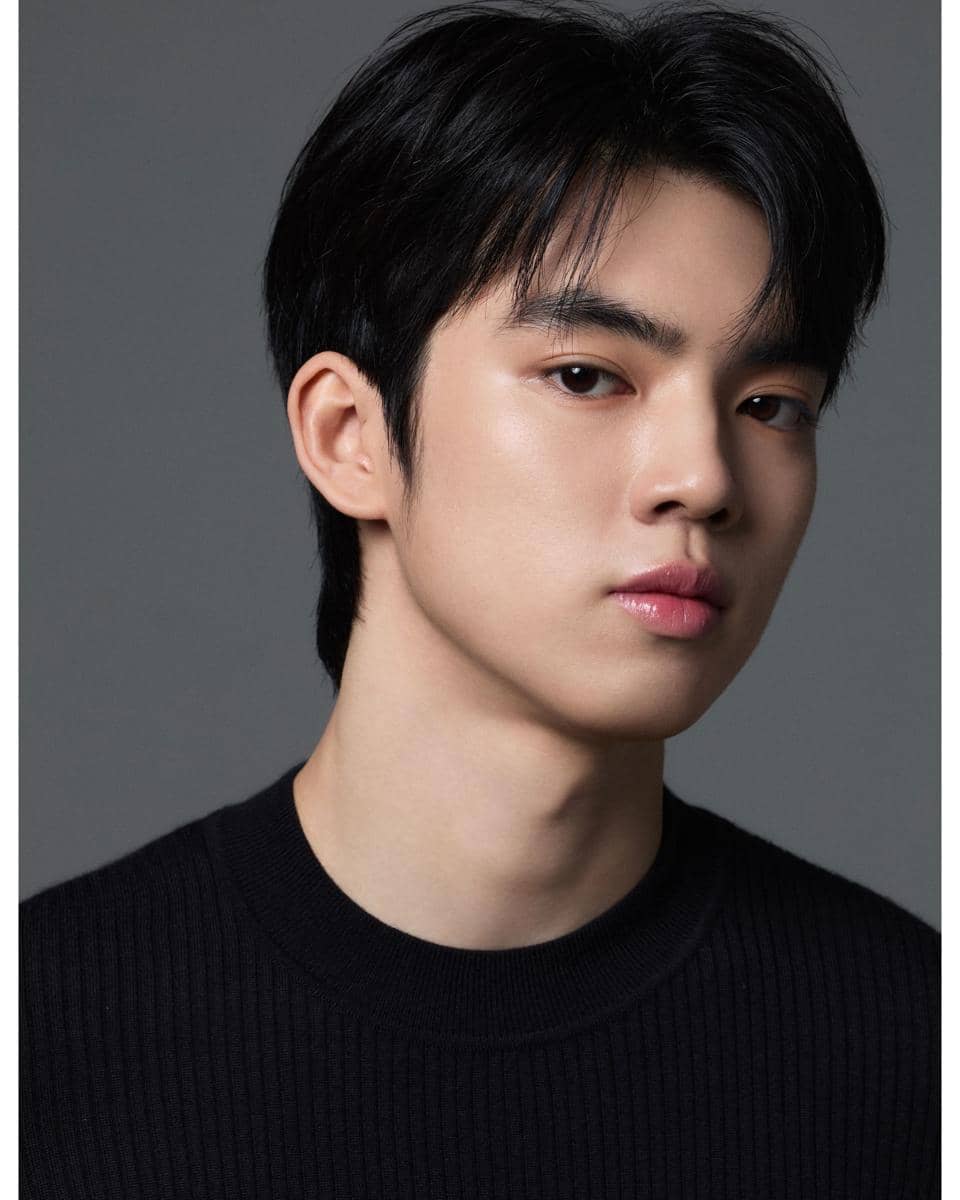 Potret Cha Jun Hwan dari unggahan Instagram resmi Fantagio yang berfokus pada penampilan sang artis.