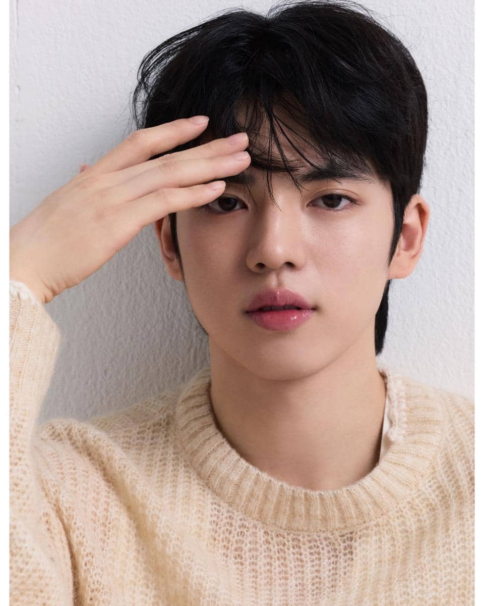 Potret Cha Jun Hwan sedang berpose untuk unggahan yang dibagikan melalui akun Instagram resmi Fantagio.