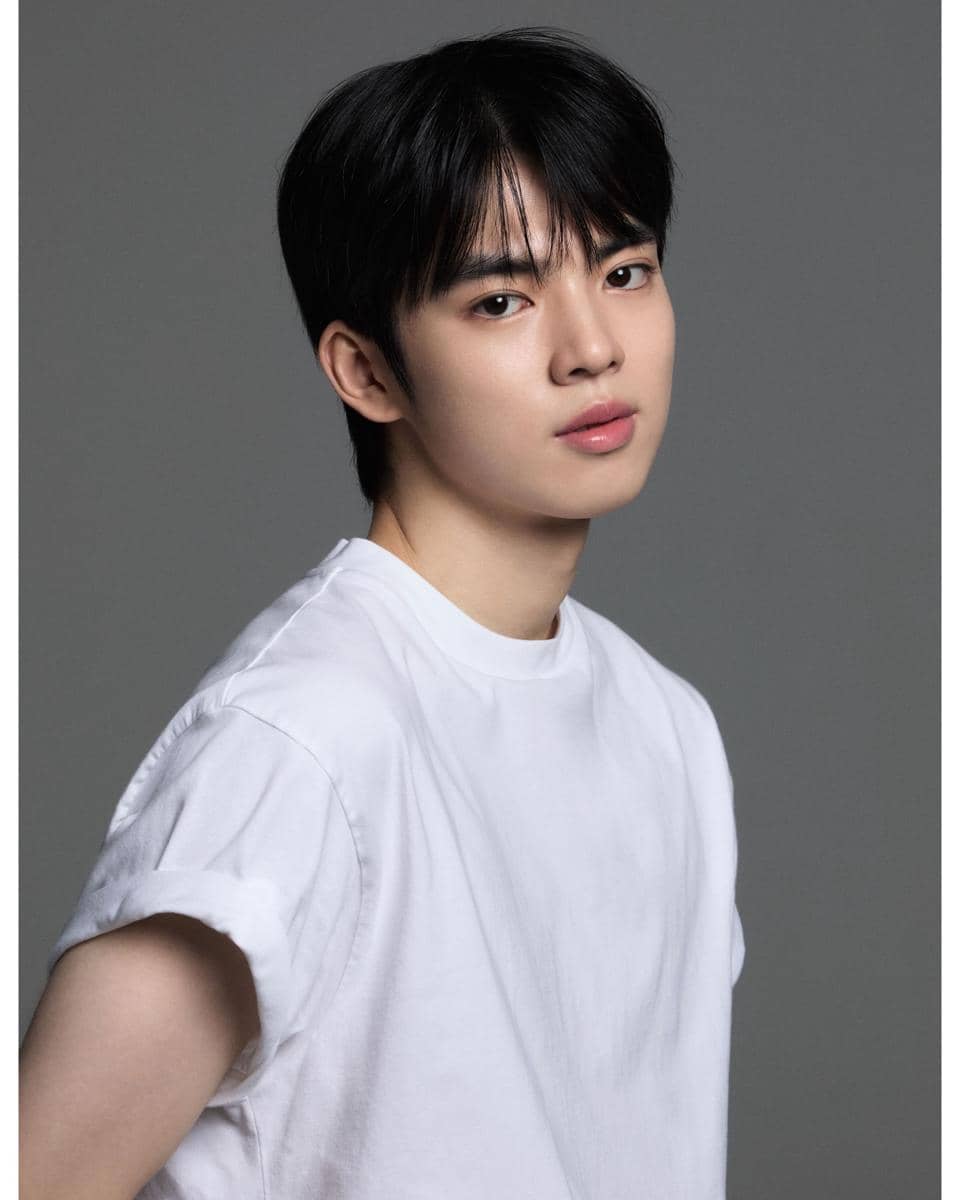 Potret Cha Jun Hwan dalam unggahan akun Instagram resmi Fantagio, tampil menghadap kamera dengan ekspresi santai.