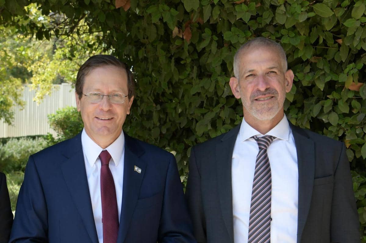 Presiden Israel Isaac Herzog dan Eks Kepala Shin Bet, Ronen Bar.