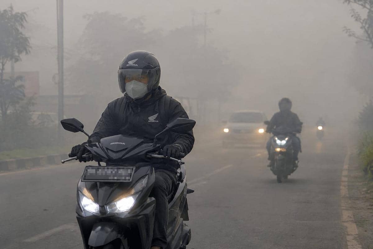 Kabut Asap Menerpa, Begini Cara Aman Berkendara Motor