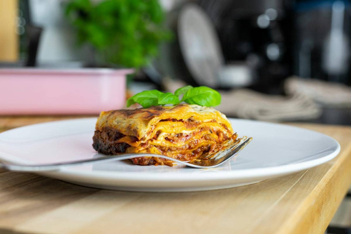 ilustrasi sajian lasagna bolognese mozzarella