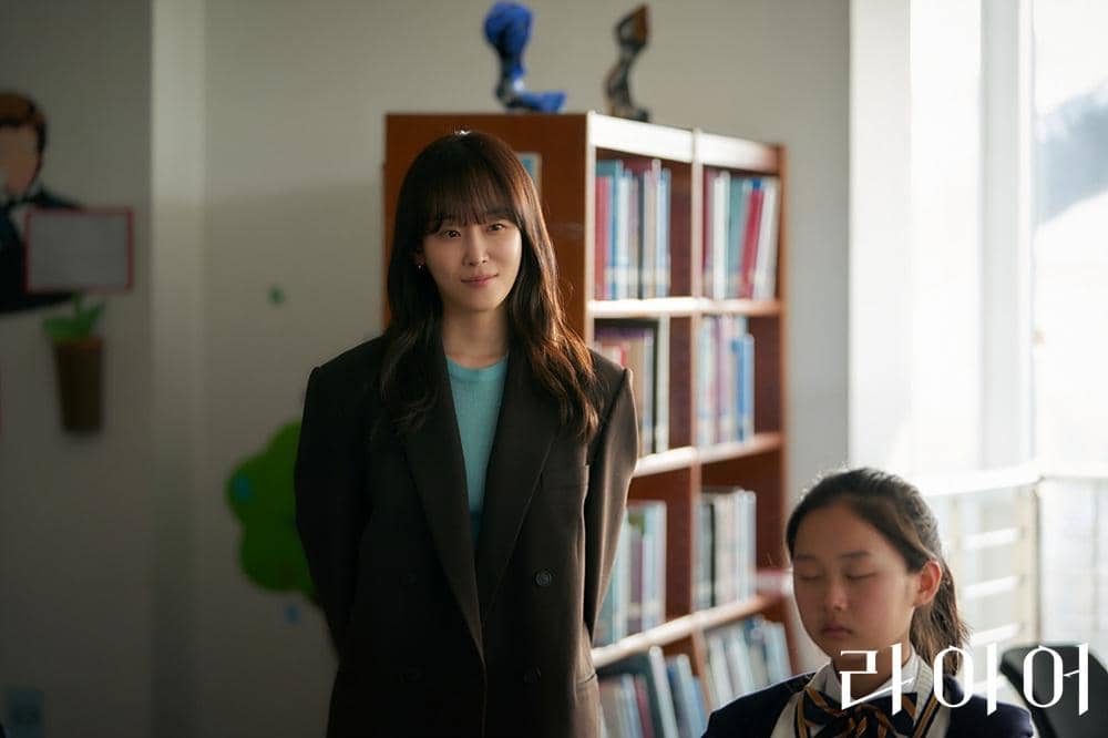 7 Still Cuts Seo Hyun Jin di The Perfect Lie, Jadi Guru SD!