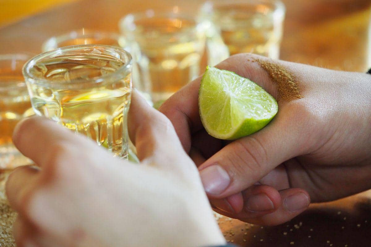 ilustrasi minum tequila