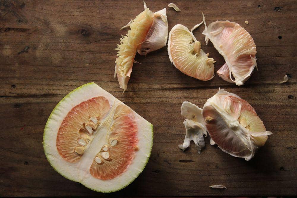ilustrasi mengupas jeruk bali atau pomelo