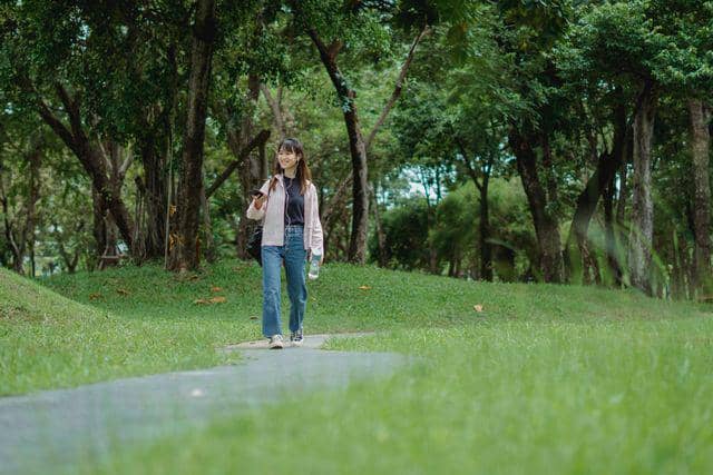 Jalan Kaki 10 Menit Sekaligus atau Dicicil, Mana Lebih Baik?
