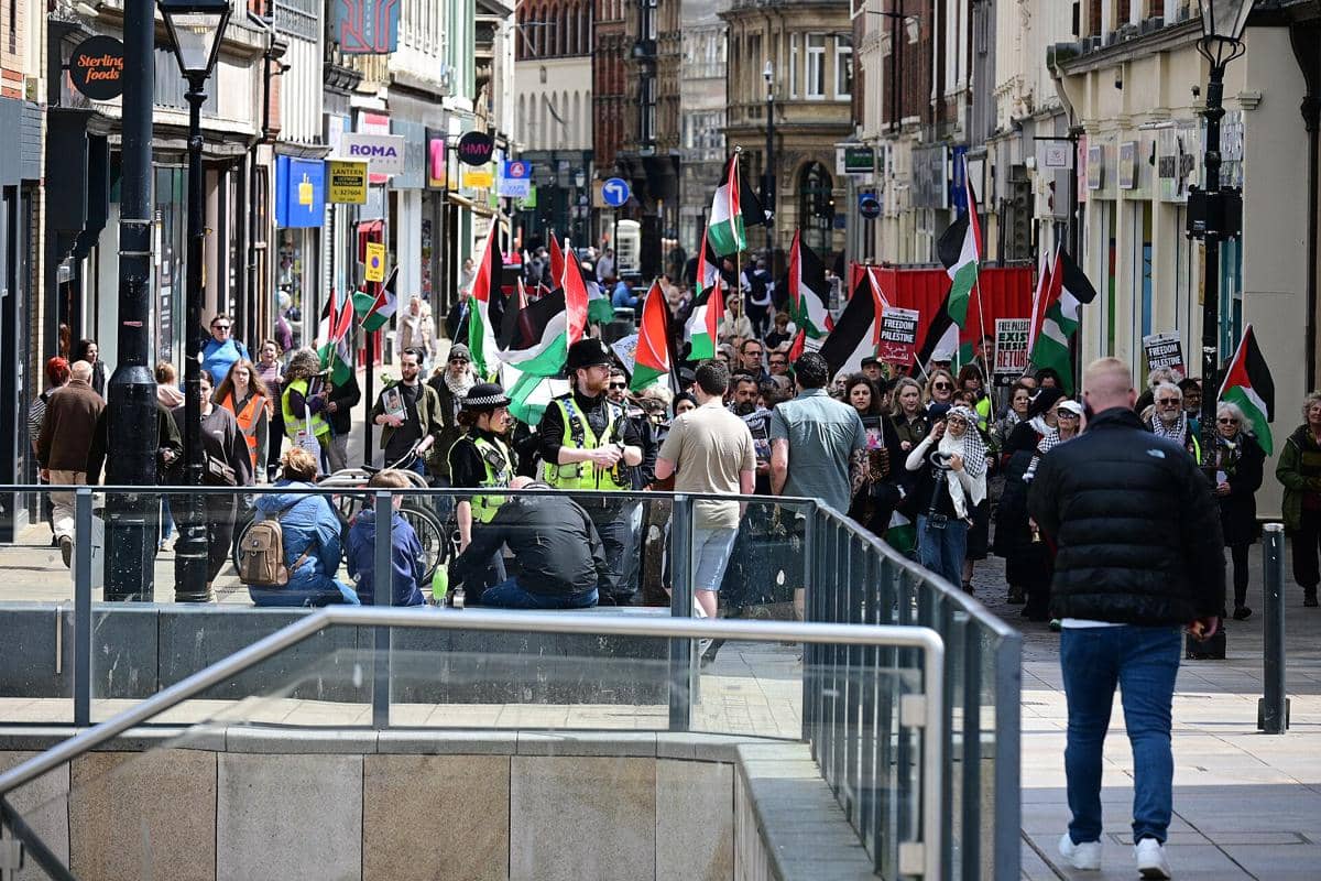 demo pro-Palestina di Whitefriargate, Kingston upon Hull, Inggris pada 17 Mei 2026