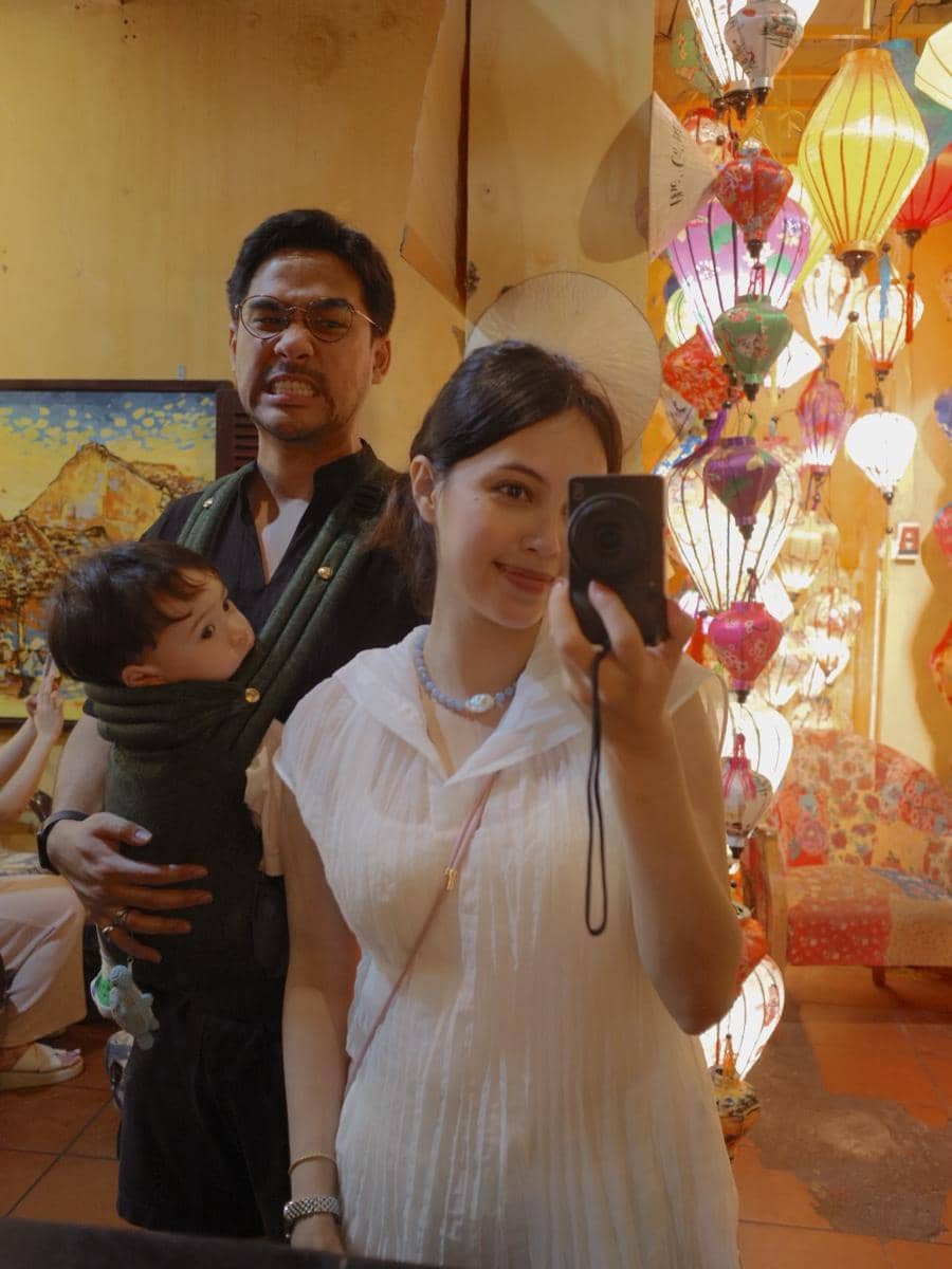 Keluarga Anggika Bölsterli jalan-jalan di kota tua Hoi An, Vietnam