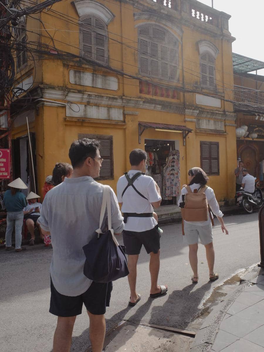Keluarga Anggika Bölsterli jalan-jalan di kota tua Hoi An, Vietnam