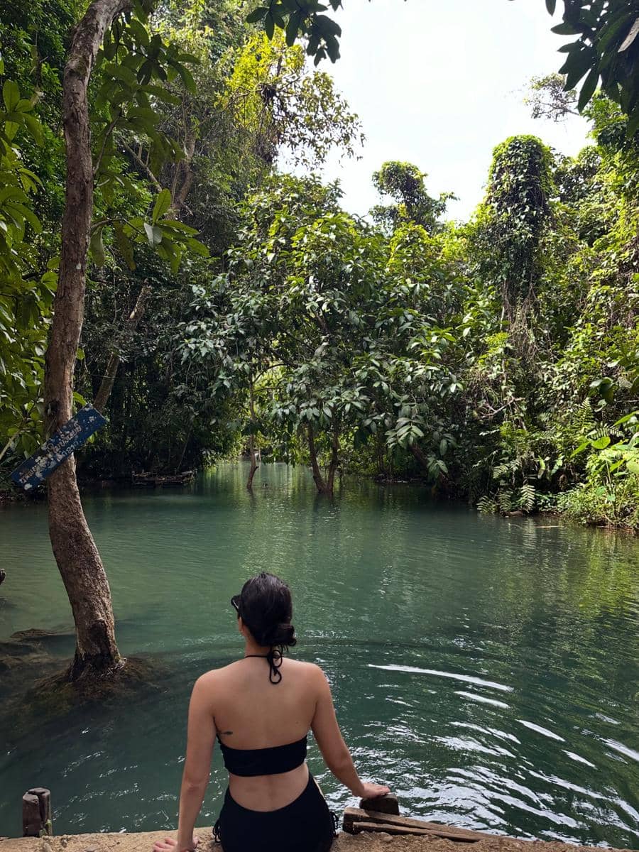 Tatjana Saphira menikmati keindahan Air Terjun Kuang Si di Laos
