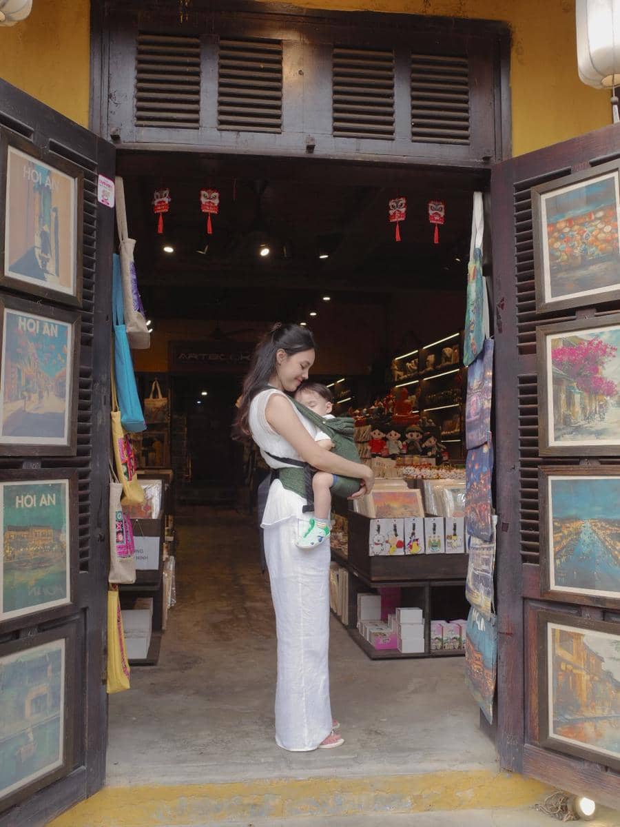 Keluarga Anggika Bölsterli jalan-jalan di kota tua Hoi An, Vietnam