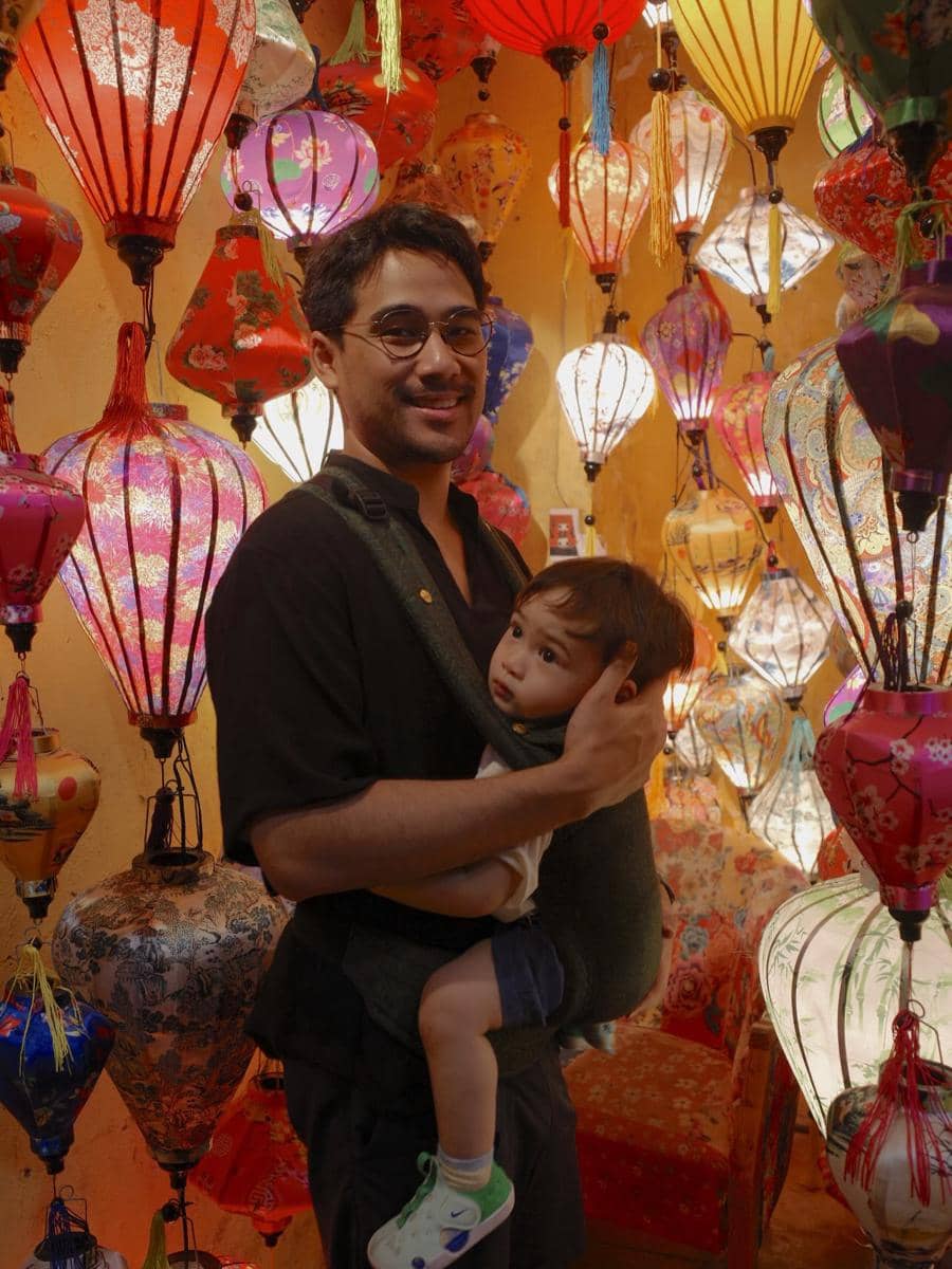 Keluarga Anggika Bölsterli jalan-jalan di kota tua Hoi An, Vietnam