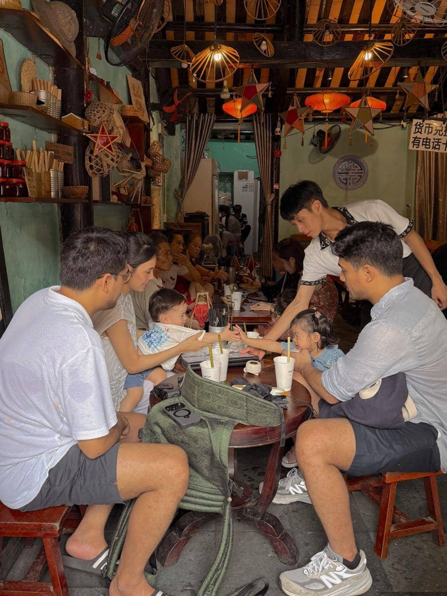 Keluarga Anggika Bölsterli jalan-jalan di kota tua Hoi An, Vietnam