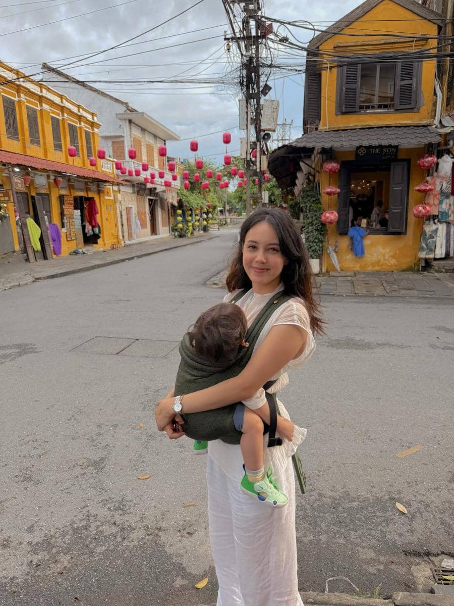 Keluarga Anggika Bölsterli jalan-jalan di kota tua Hoi An, Vietnam