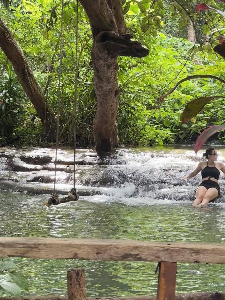 Tatjana Saphira menikmati keindahan Air Terjun Kuang Si di Laos