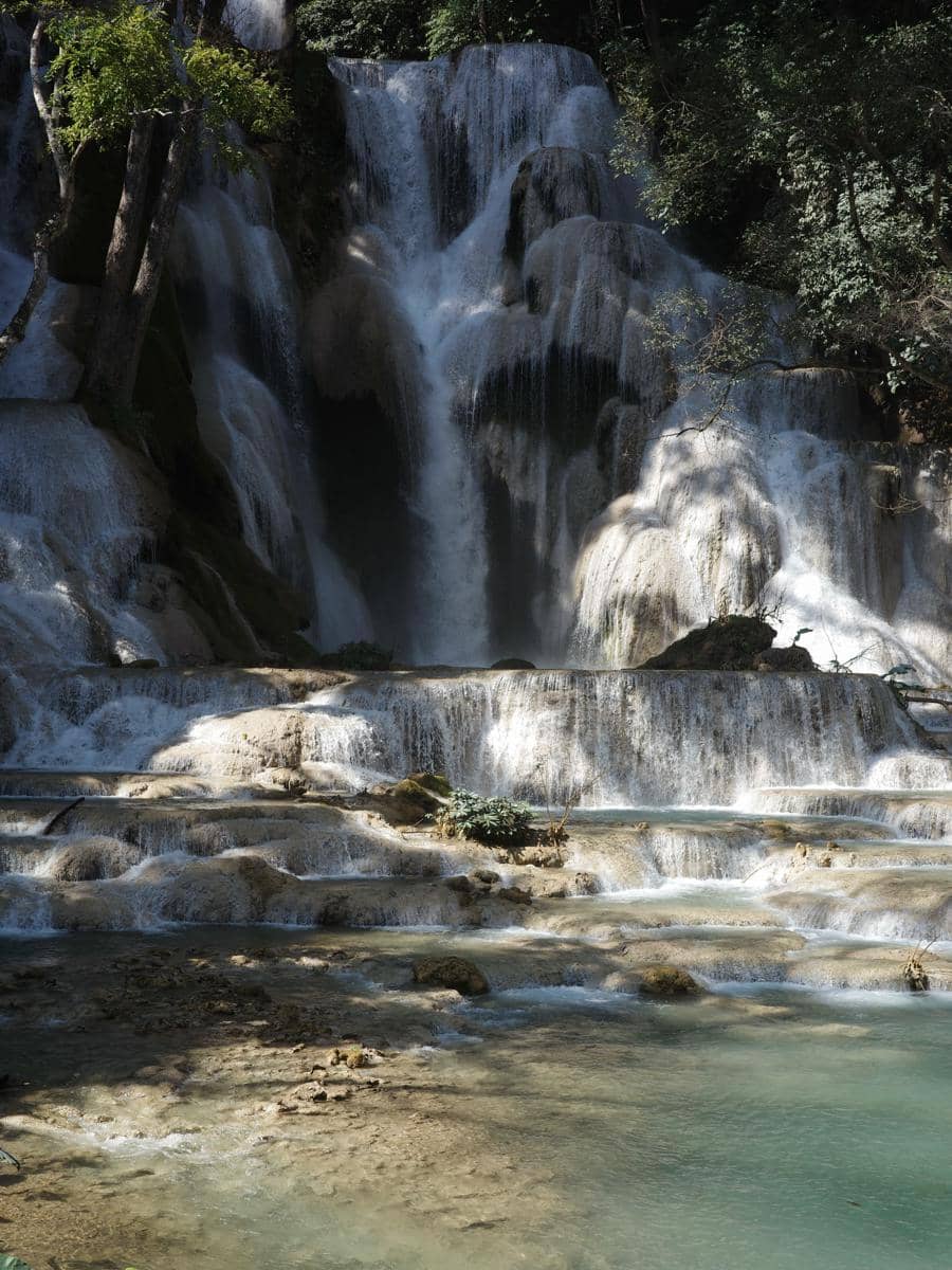 Tatjana Saphira menikmati keindahan Air Terjun Kuang Si di Laos