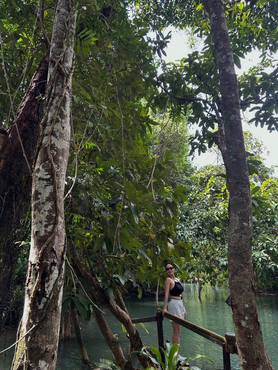 Tatjana Saphira menikmati keindahan Air Terjun Kuang Si di Laos