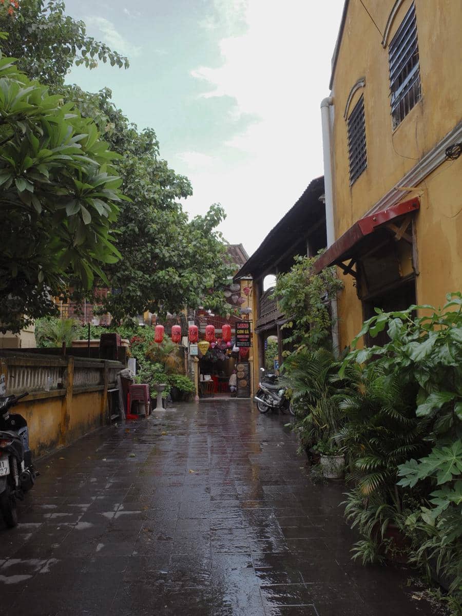 Keluarga Anggika Bölsterli jalan-jalan di kota tua Hoi An, Vietnam