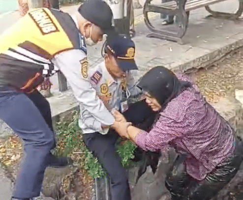 Petugas Sudinhub Jakarta Timur membatu warga yang terperosok di got. 