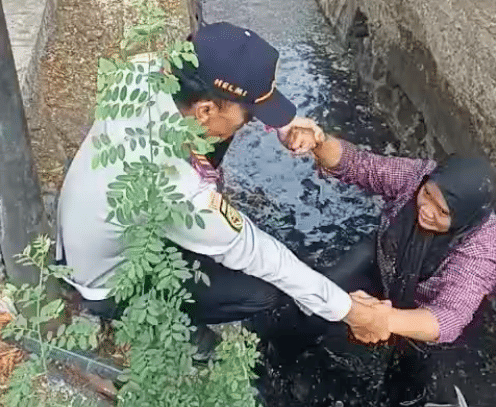 Dishub Evakuasi Ibu dan Motor Terperosok di Got Motor, Ini Ceritanya
