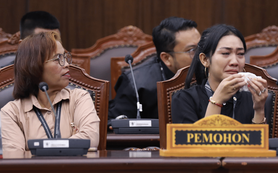 Tangis Haru Keluarga Korban Tewas Dianiaya TNI Warnai Putusan MK
