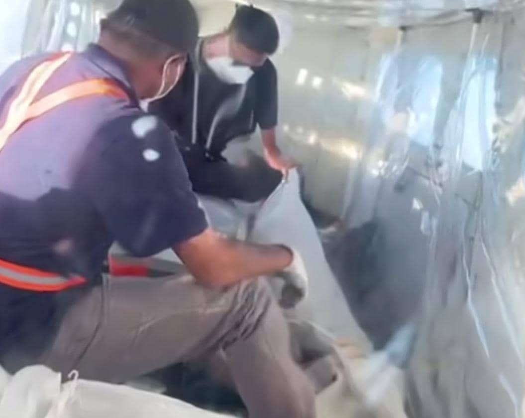 Tim satgas udara melaksanakan operasi modifikasi cuaca dengan menyemai NaCl dari pesawat terbang.