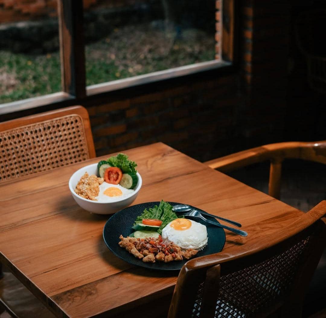 Tampilan The Palms Cafe dalam potret yang diunggah melalui akun Instagram resmi @thepalmscafe_.