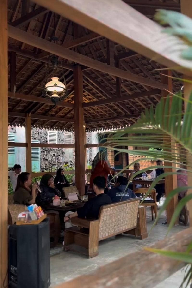 Potret suasana The Palms Cafe yang diunggah melalui akun Instagram resmi @thepalmscafe_.