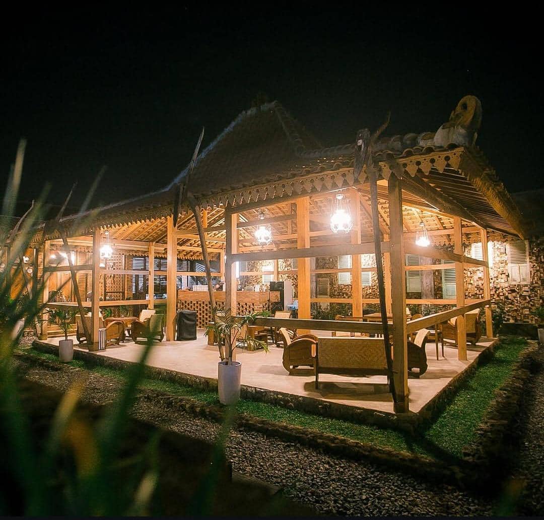 The Palms Cafe Bandar Lampung, Serasa Nongkrong di Kerajaan Jawa