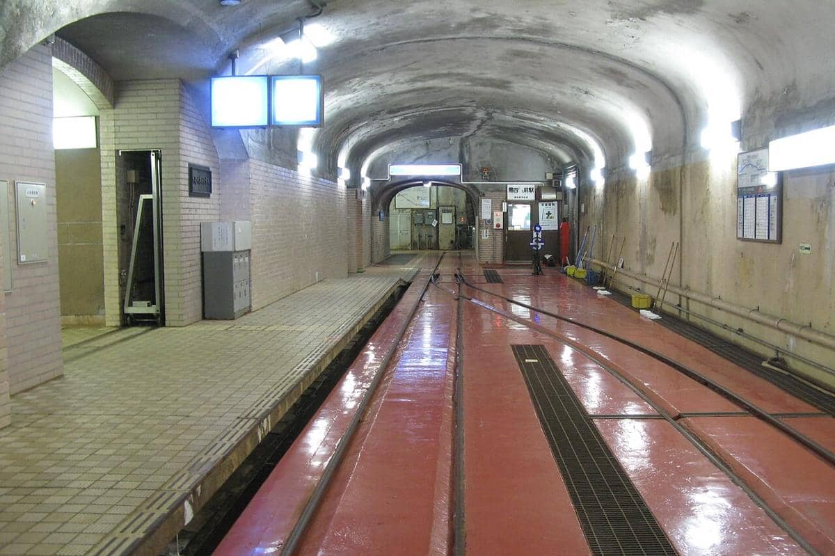 Stasiun di depan PLTA Kurobegawa No. 4 dengan incline di bagian belakang