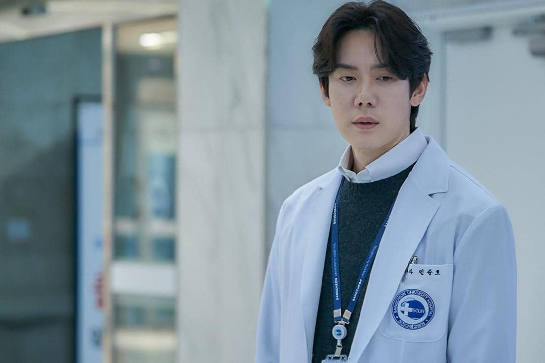  7 Still Cuts Yoo Yeon Seok di The Perfect Lie, Jadi Dokter Bedah!
