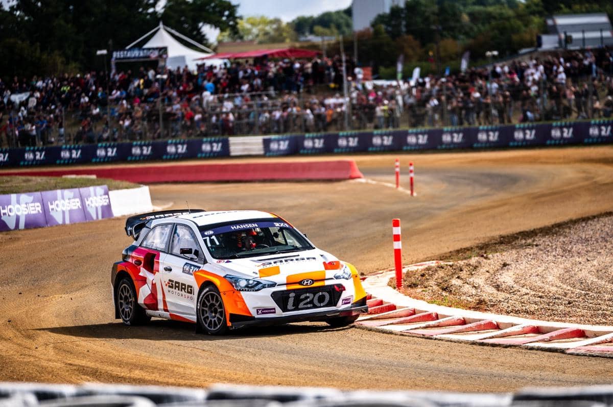 Mobil balap rallycross melaju di lintasan dalam materi promosi FIA Rallycross World Cup 2026 yang akan hadir di Jakarta.